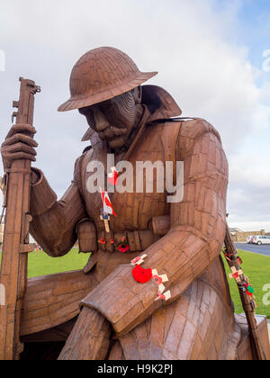 11 'O' l'un d'une sculpture en acier à grande échelle d'un Tommy soldat de la Première Guerre mondiale par le sculpteur Ray Lonsdale à Seaham County Durham Banque D'Images