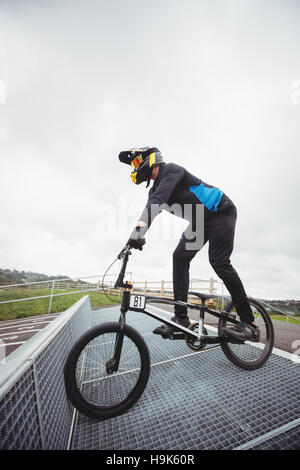 La préparation de cycliste BMX rampe au démarrage Banque D'Images