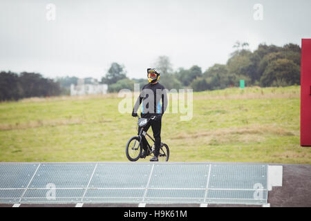 Permanent cycliste avec rampe de départ à vélo BMX Banque D'Images