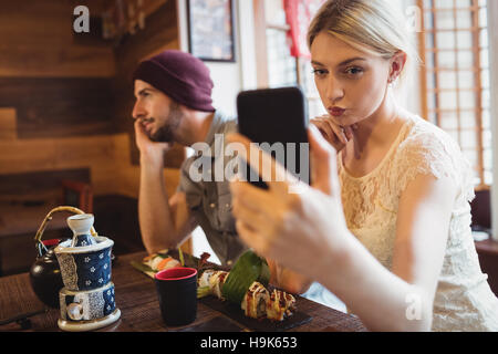 Femme prenant tout en selfies man talking on phone Banque D'Images