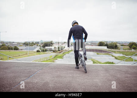 Permanent cycliste avec rampe de départ à vélo BMX Banque D'Images