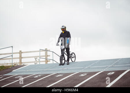 Permanent cycliste avec rampe de départ à vélo BMX Banque D'Images