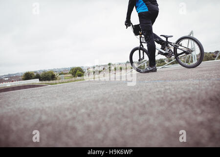 Permanent cycliste avec rampe de départ à vélo BMX Banque D'Images