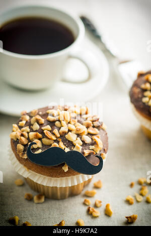 Muffin noisette sucré avec de la moustache. Heureux des pères. Banque D'Images