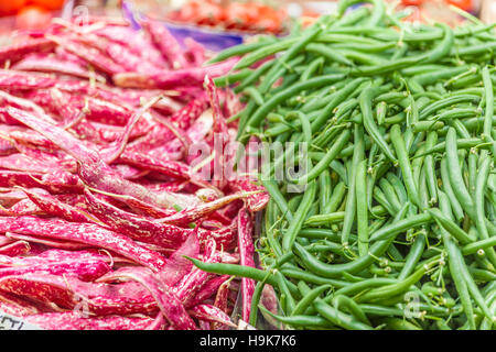 Haricots rouges et verts sur le marché dans la vieille ville de Bolzano, le Tyrol du Sud, Italie Banque D'Images