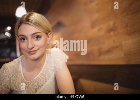 Portrait of smiling woman eating sushi Banque D'Images