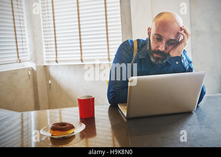 Businessman working on laptop pour nouveau projet architectural. Banque D'Images