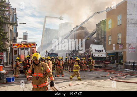 Montréal, CA - 23 Nov 2016 Montréal : Les pompiers travaillent sur 'Cafe Amusement 68' bâtiment en feu, 3464 avenue du Parc. Banque D'Images