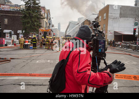 Montréal, CA - 23 Nov 2016 : Un caméraman filme les pompiers qui travaillent sur 'Cafe Amusement 68' bâtiment en feu, 3464 avenue du Parc. Banque D'Images