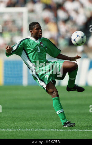 CELESTINE BABAYARO NIGÉRIA & Chelsea FC 19 Juin 1998 Banque D'Images