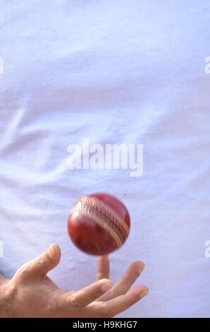 Spin bowler cricket aller à balle. Banque D'Images