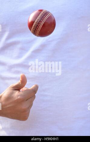 Spin bowler cricket aller à balle. Banque D'Images