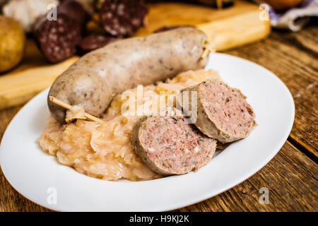 Boudin traditionnel tchèque et la chair à saucisses avec de la choucroute Banque D'Images