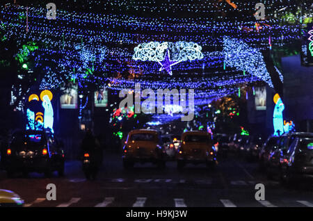 Calcutta, Inde - le 21 décembre 2015 : Street a été décoré par LED light pendant Noël. Banque D'Images