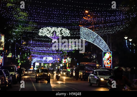 Calcutta, Inde - le 21 décembre 2015 : Street a été décoré par LED light pendant Noël. Banque D'Images