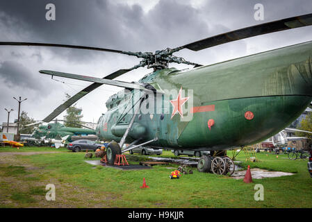 Le Mil Mi-6 (Crochet OTAN) un hélicoptère de transport lourd soviétique à Riga, Lettonie Musée de l'aviation Banque D'Images