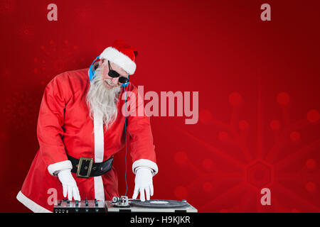 Image composite du père noël jouer dj Banque D'Images