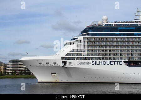 Silhouette Celebrity Cruise Liner quitte le port d'Amsterdam un voyage libre au format paysage Banque D'Images