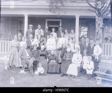 C1890, ancien photographie Multi Generational Portrait de famille. Emplacement inconnu, probablement Midwest (USA) de l'Ohio ou de l'Indiana. SOURCE : négatif photographique original. Banque D'Images