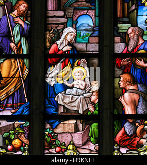 Scène de la Nativité à Noël, vitrail de Saint James Church de Stockholm, Suède. Banque D'Images