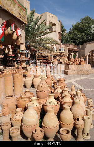 La poterie traditionnelle à vendre à Nizwa, Oman souk Banque D'Images