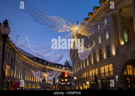 L'Europe, Royaume-Uni, Angleterre, Londres, Regent Street les lumières de Noël Banque D'Images