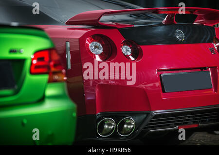 Rouge-noir tuning Nissan GT-R Banque D'Images