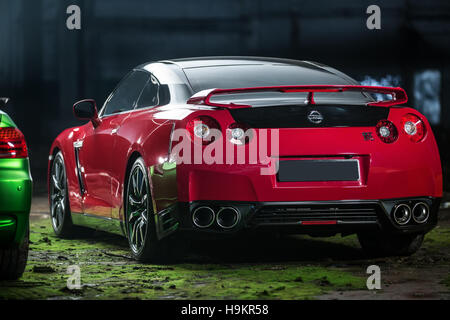 Rouge-noir tuning Nissan GT-R Banque D'Images