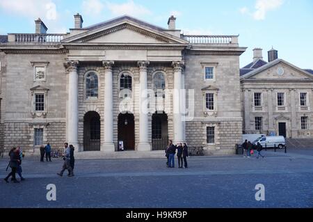 Fondée en 1592, le Trinity College est situé dans le centre de la capitale irlandaise autour de College Green Banque D'Images