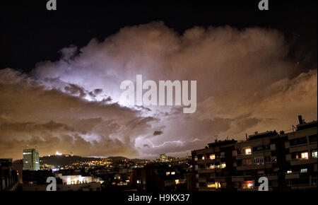 Nuit de tempête dans la ville de Barcelone. Banque D'Images