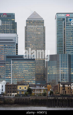 Vue générale de One Canada Square à Canary Wharf, London, qui abrite les bureaux de l'Autorité bancaire européenne. L'institution est l'un des nombreux répandu pour être la planification d'un déménagement à Francfort après la décision du Royaume-Uni de quitter l'Union européenne. ASSOCIATION DE PRESSE Photo. Photo date : mercredi 23 novembre, 2016. Crédit photo doit se lire : Matt Crossick/PA Wire Banque D'Images