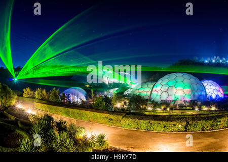 Les étoiles et la constellation de la charrue peuvent être vus comme des lasers éclairent le ciel nocturne et les biomes à l'Eden Project de Cornwall où un nouveau spectacle, dirigé par l'artiste léger Chris Levine qui a dirigé l'hommage laser Glastonburys à David Bowie,Ouvre le vendredi 25 novembre dans le cadre du Festival Eden de lumière et de son. Banque D'Images