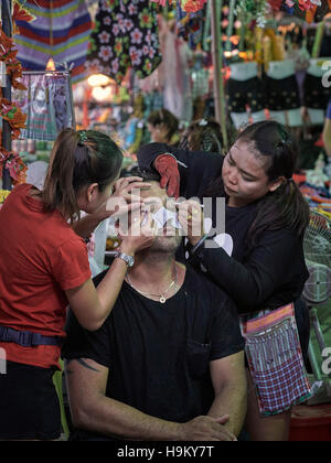 Soins de beauté pour hommes. Homme subissant un soin d'épilation et d'embellissement du visage dans le salon de beauté thaïlandais. S. E. Asie Banque D'Images