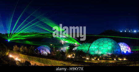 Les étoiles et la constellation de la charrue peuvent être vus comme des lasers éclairent le ciel nocturne et les biomes à l'Eden Project de Cornwall où un nouveau spectacle, dirigé par l'artiste léger Chris Levine qui a dirigé l'hommage laser Glastonburys à David Bowie,Ouvre le vendredi 25 novembre dans le cadre du Festival Eden de lumière et de son. Banque D'Images