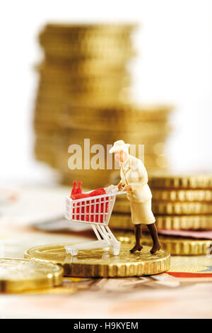 Figurine d'une femme poussant un chariot sur d'euros Banque D'Images