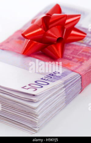 Liasse de 500 billets avec arc rouge, don d'argent symbolique Banque D'Images