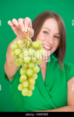 Jeune femme avec grappe de raisins Banque D'Images