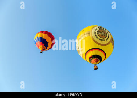 Deux ballons à air chaud s'élevant dans l'air, hot air balloon festival, 26ème Montgolfiade Warsteiner, Warstein Banque D'Images