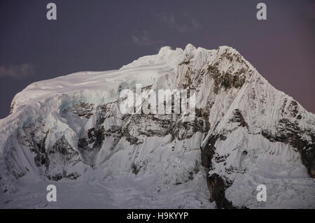 Mont Vallunaraju Ranrapalca vu de Basecamp, Andes, province Ancash, Pérou, Amérique du Sud Banque D'Images