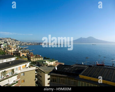 Golfe de Naples et le Vésuve, volcan, de Posillipo, Naples, Campanie, Italie, Europe Banque D'Images