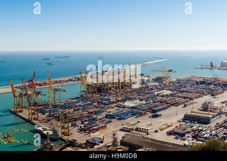 Barcelone, Espagne - Octobre12 2011 : Le Port de Barcelone dispose d'un 2000 ans d'histoire et d'une grande importance commerciale contemporaine comme l'un des ports de l'Europe i Banque D'Images