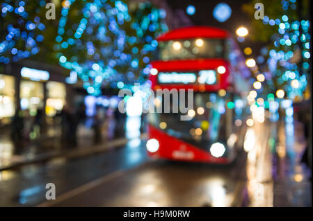 Décentreriez vue de la nuit de lumières de la ville et la circulation sur les rues de Londres Banque D'Images