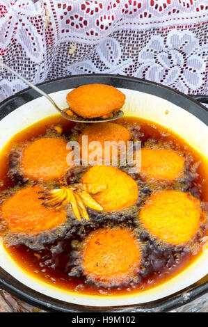 Authentique cuisine fraîche brésilien acaraje cuisson dans l'huile de palme bouillante sombre dende Banque D'Images