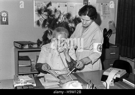 Tagtägliche Bahnhofsmission der arbeit im Hauptbahnhof de Hamburg, Deutschland 1970 er Jahre. Quotidien de la mission ferroviaire à la gare centrale de Hambourg, l'Allemagne des années 1970. Banque D'Images