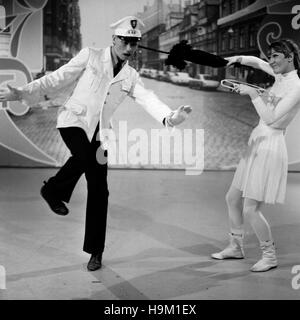 Achtung, Umleitung ! Musiksendung, Deutschland, 1960 Contributeurs : Tänzer als Verkehrspolizist mit Fahrerin Banque D'Images