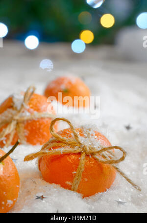 Composition de Noël avec les mandarines dans la neige Banque D'Images