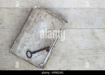 Old rusty key sur livre déchiré Banque D'Images