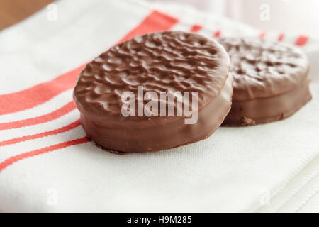 Cookies au chocolat blanc sur la serviette sur l'onglet linge en bois, selective focus Banque D'Images