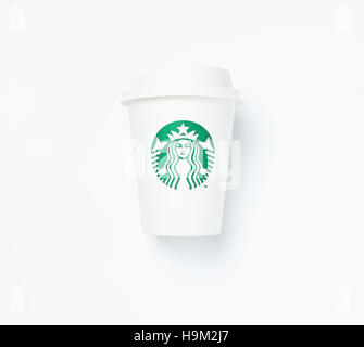 Bangkok, Thaïlande - 17 septembre 2016 : tasse de café Starbucks avec nouveau logo isolé sur fond blanc Banque D'Images