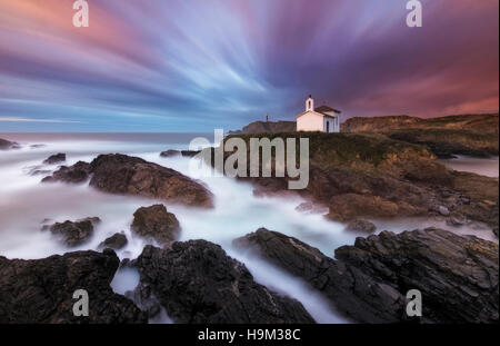 L'Espagne, Valdovino, petite chapelle Virxe do Porto à la côte galicienne, long exposure Banque D'Images